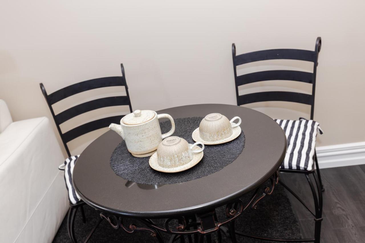 Sweet Magnolia 1 Or 2 Bedroom Suite St Kilda Cambridge With Complimentary Continental Breakfast Exterior photo